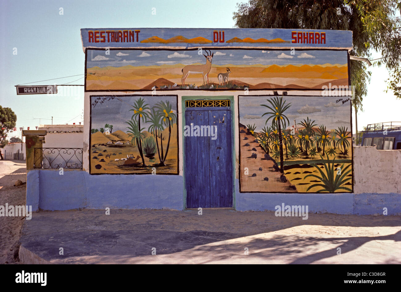 Gemalte Wandbild auf Restaurant, Tozeur, Tunesien Stockfoto