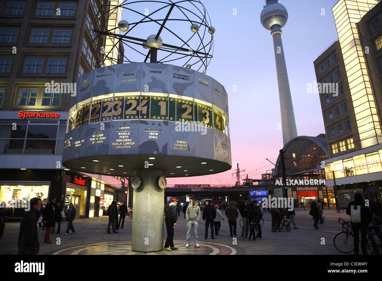 Der Fernsehturm und die Urania-Weltzeituhr, Berlin, Deutschland Stockfoto
