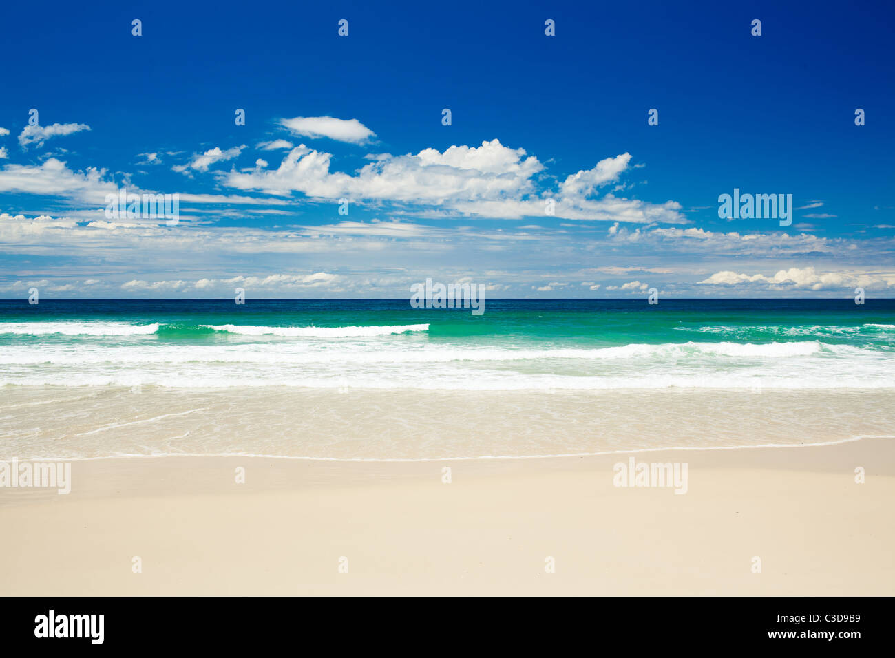 Tropischer Strand am Sandstrand der Gold Coast in Australien Stockfoto