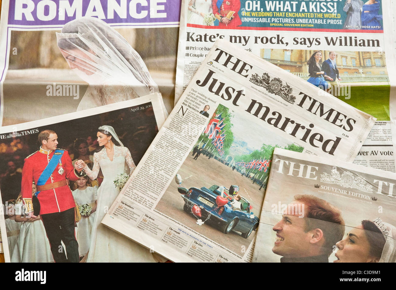 Eine Auswahl von Zeitungsartikeln über The Royal Wedding - 29. April 2011 von The Times und The Sunday Times. Stockfoto