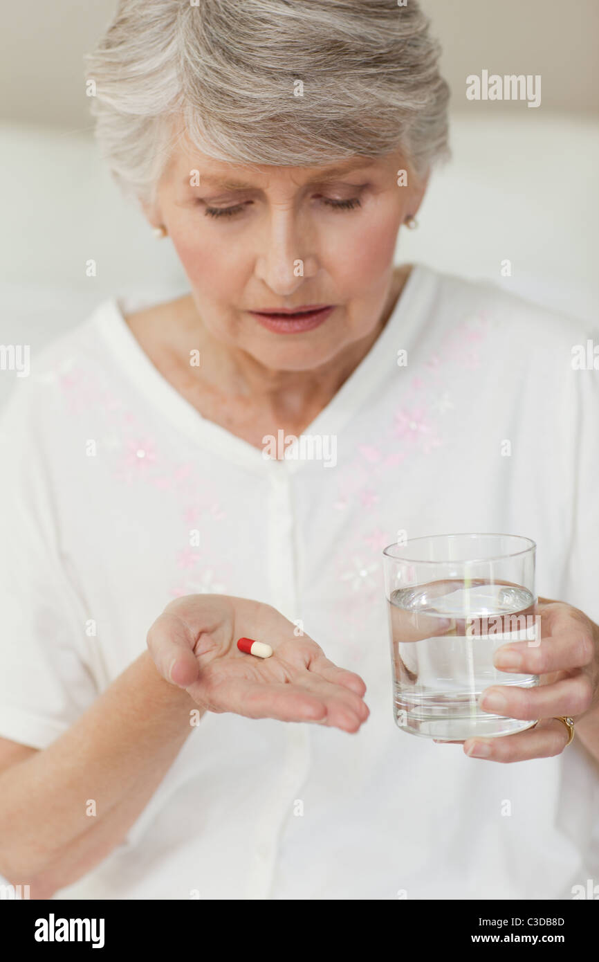 Kranke ältere Frau ihre Pillen Stockfoto