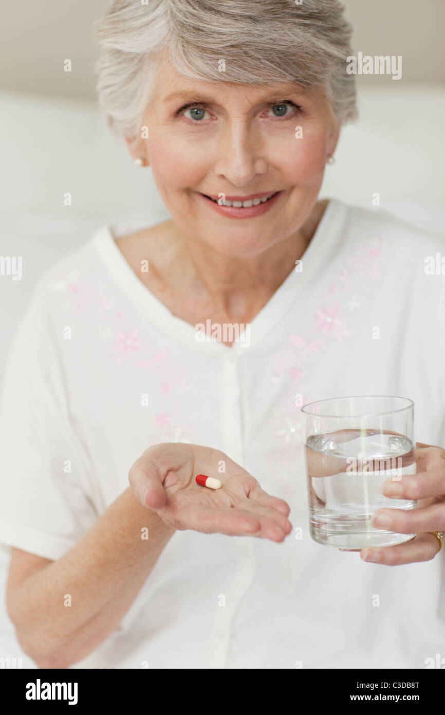 Ältere Frau mit ihrem Pillen Stockfoto