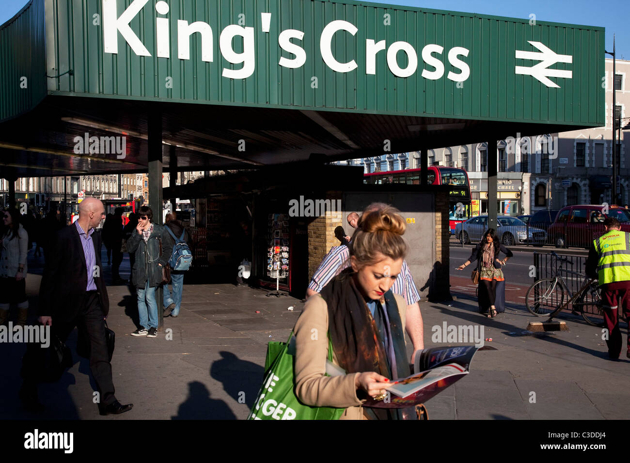 Menschen Sie außerhalb King Cross Hauptleitung Bahnhof in London. Dies ist eines der wichtigsten öffentlichen Verkehrsknotenpunkte in London Stockfoto