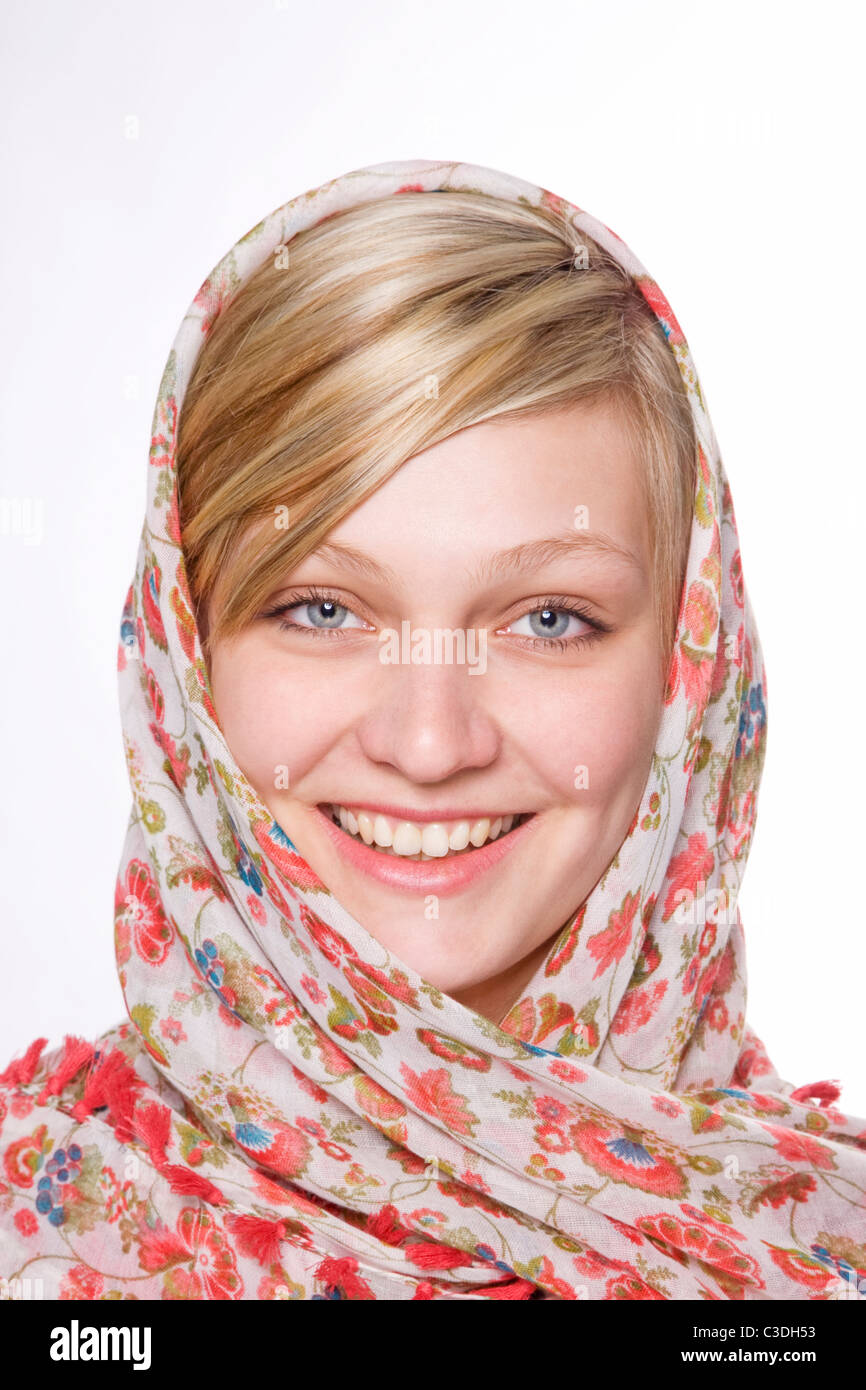 Junge blonde Frau mit Schal um den Kopf Stockfoto