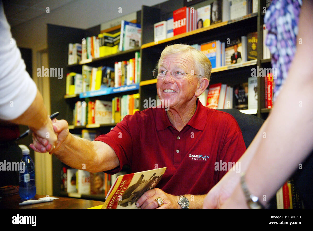 Ehemaliger NFL Coach und aktuellen NASCAR team-Besitzer Joe Gibbs Zeichen Kopien seiner neuen "Spiel-Plan für das Leben" buchen bei Books-A-Million Stockfoto