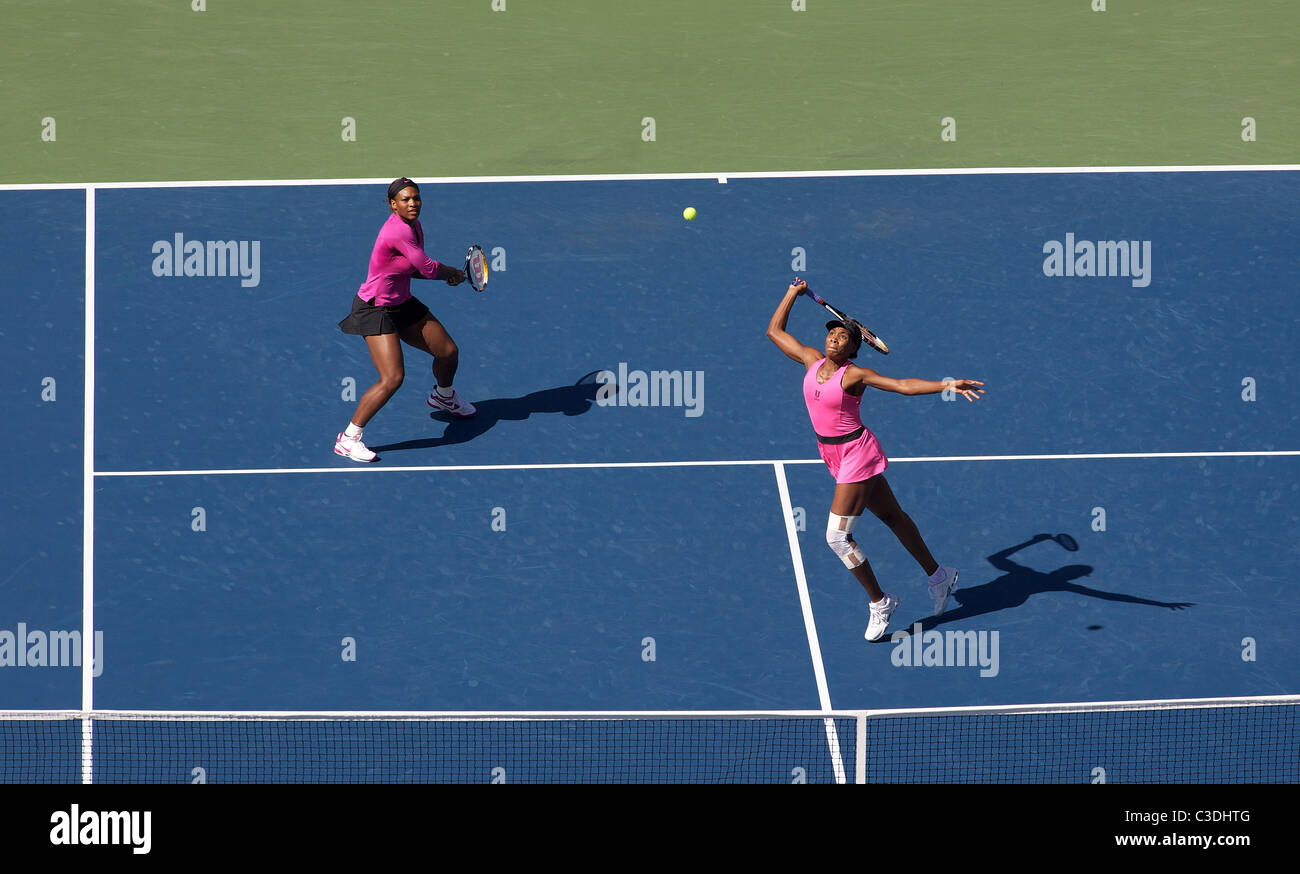 Serena Williams (links) und Venus Williams, USA, in Aktion beim uns Open Tennisturnier in Flushing Meadows, New York, USA... Stockfoto