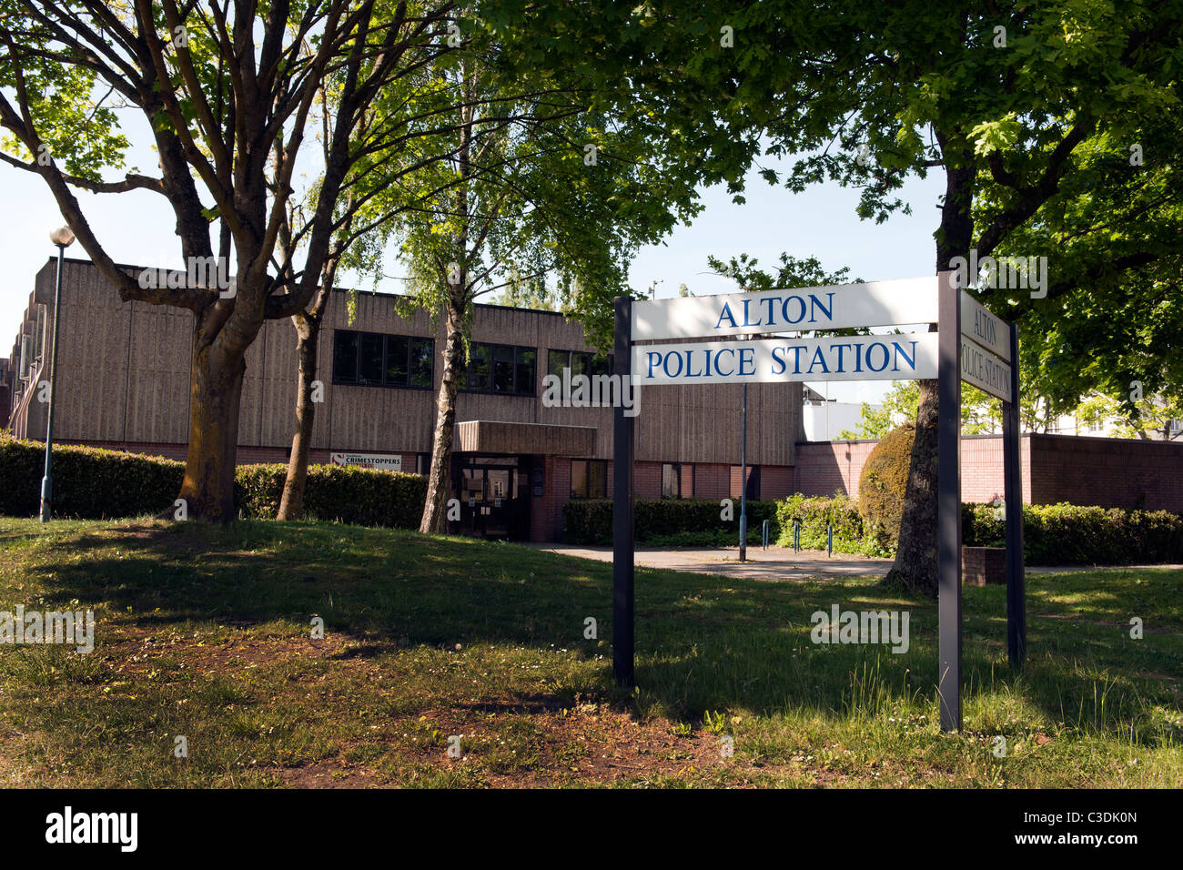 Alton Polizeistation, Alton, Hampshire, England, UK, Blick auf Eingang. Stockfoto