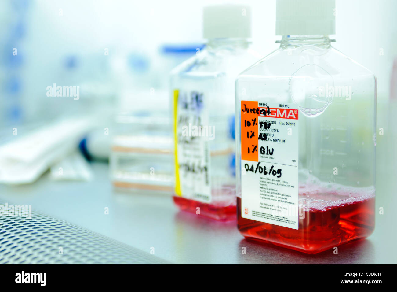 Nahaufnahme eines wissenschaftlichen Fläschchen mit rot und orange Flüssigkeit im Laborabzug in Science-lab Stockfoto