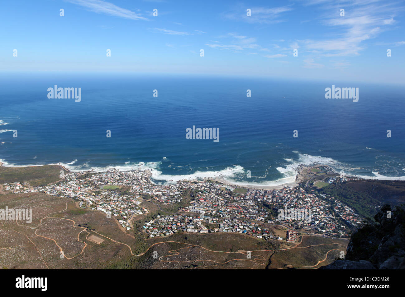 Der Blick auf Camps Bay vom Tafelberg, Kapstadt, Südafrika. Stockfoto