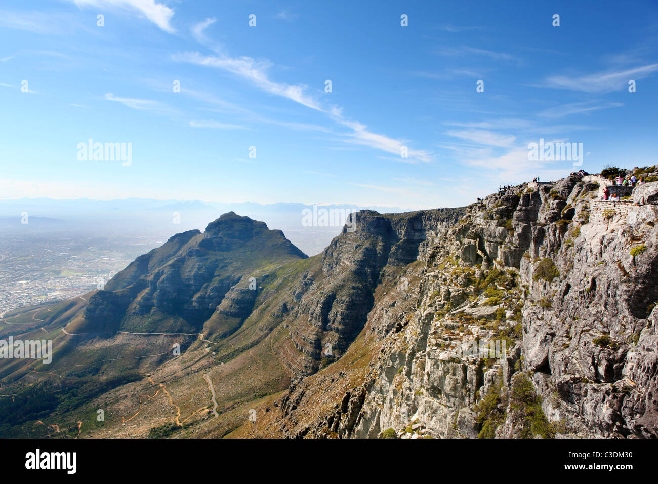 Teufels-Gipfel in der Ferne gesehen vom Tafelberg, Kapstadt, Südafrika. Stockfoto