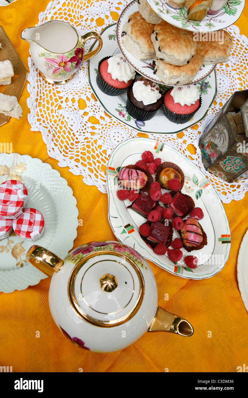 Traditionelle englische Creme Tee Picknick auf Vintage Geschirr serviert Stockfoto Traditionelle englische Creme Tee Picknick auf Vintage Geschirr serviert Stockfoto
