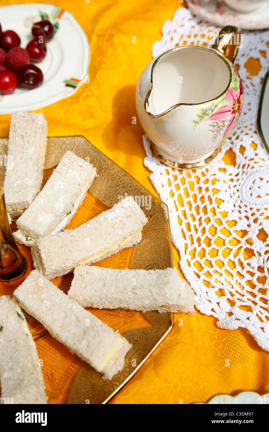 Traditionelle englische Creme Tee Picknick auf Vintage Geschirr serviert Stockfoto