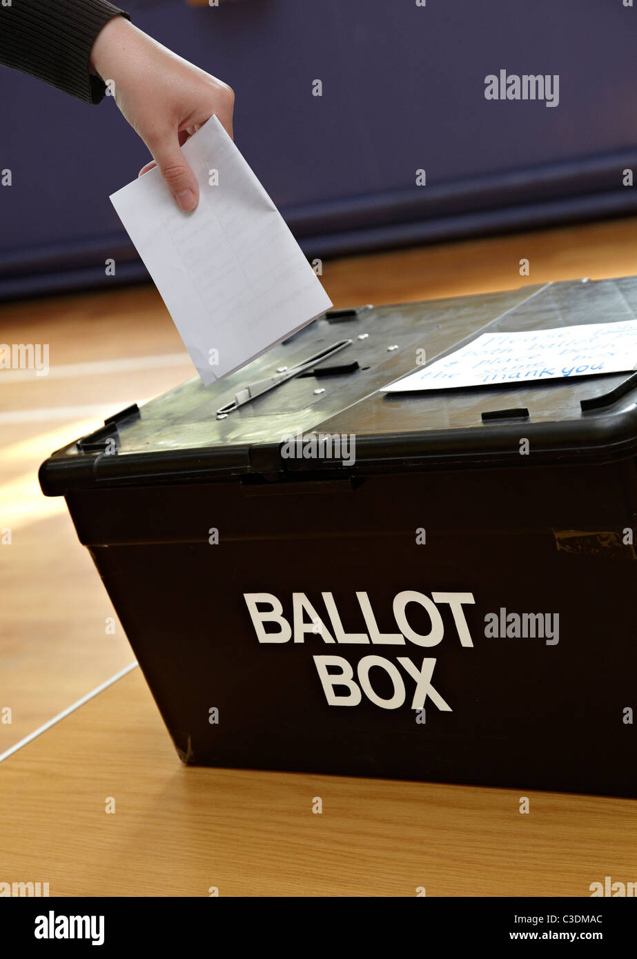Urne mit Wähler platzieren Wahlschein im Karton. Die britischen Wahlen 2011. Alternative Abstimmung Referendum, Rat Wahlen 2019 Weihnachten Stockfoto