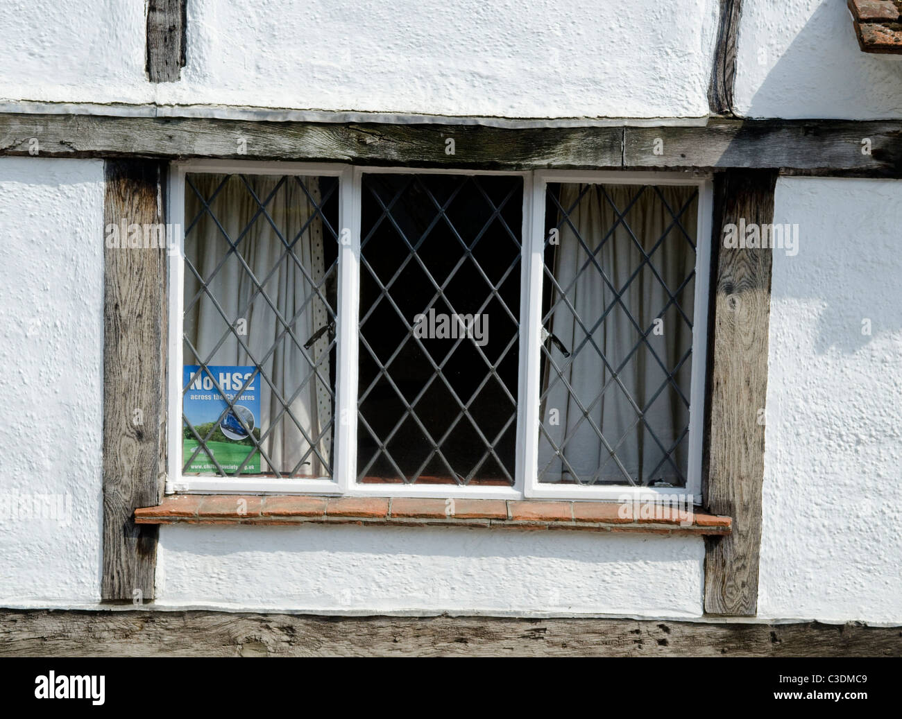 Gegner des vorgeschlagenen HS2 high-Speed Rail Projekts zeigen ihre Plakate im Dorf Little Missenden Stockfoto