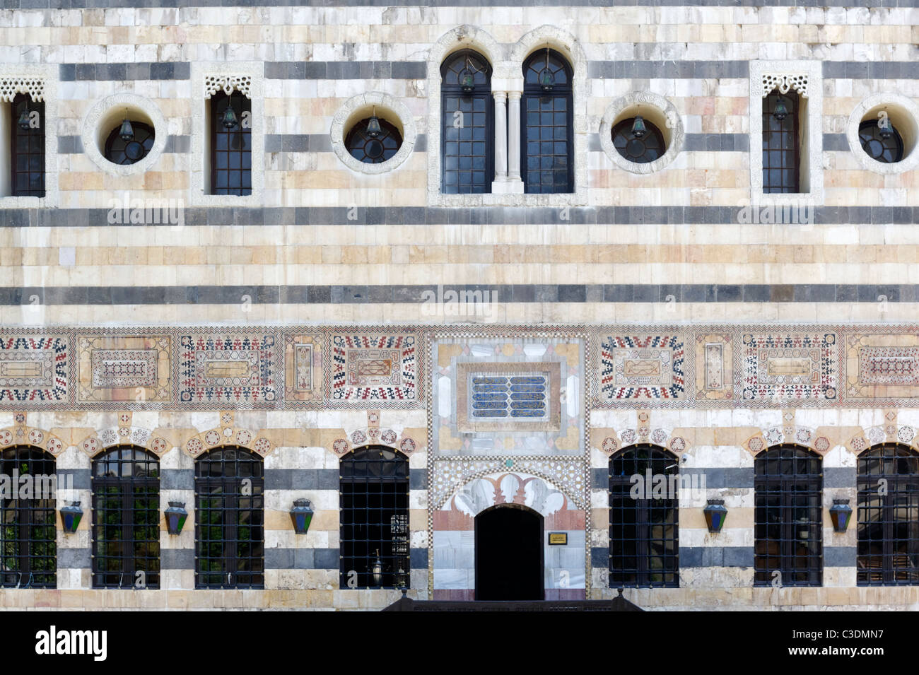 Damaskus. Syrien. Blick auf die künstlerische und markante Fassade der Hauptrezeption Halle von Azem Palast in der Altstadt. Stockfoto