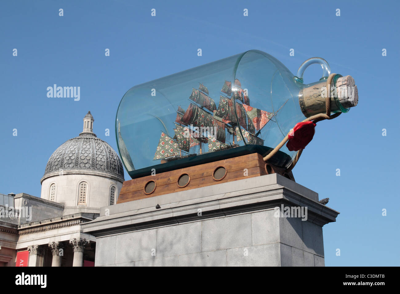 "Nelsons Schiff in der Flasche", eine Kunstinstallation von Yinka Shonibare auf dem vierten Sockel auf dem Trafalgar Square, London, UK. Stockfoto