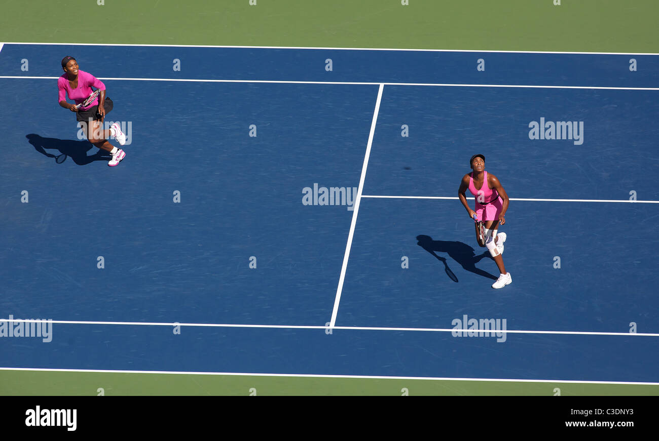 Serena Williams (links) und Venus Williams, USA, in Aktion beim uns Open Tennisturnier in Flushing Meadows, New York, USA... Stockfoto