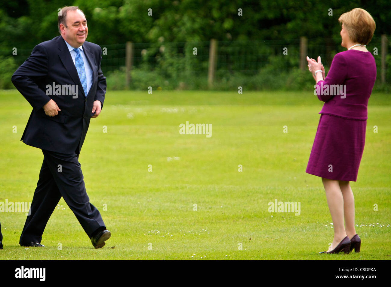 Alex Salmond, Führer der Scottish National Party (SNP) wird vom stellvertretenden Nicola Sturgeon begrüßt. Stockfoto