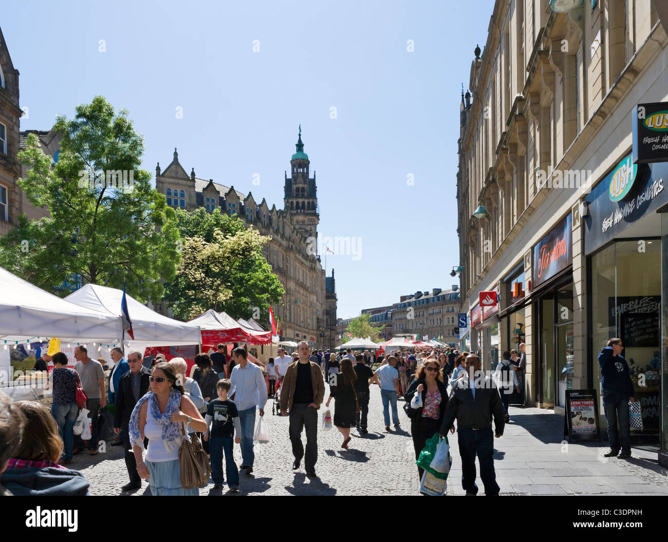 Kontinentalen Markt auf Fargate im Stadtzentrum von Anfang Mai 2011, Blick in Richtung Rathaus, Sheffield, South Yorkshire, Großbritannien Stockfoto