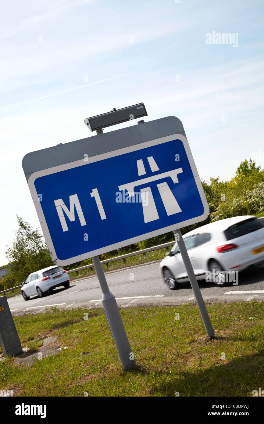 Autobahn M1 England Sign. Sonniger Tag mit blauem Himmel. Weiße Autos fahren im Hintergrund. Stockfoto