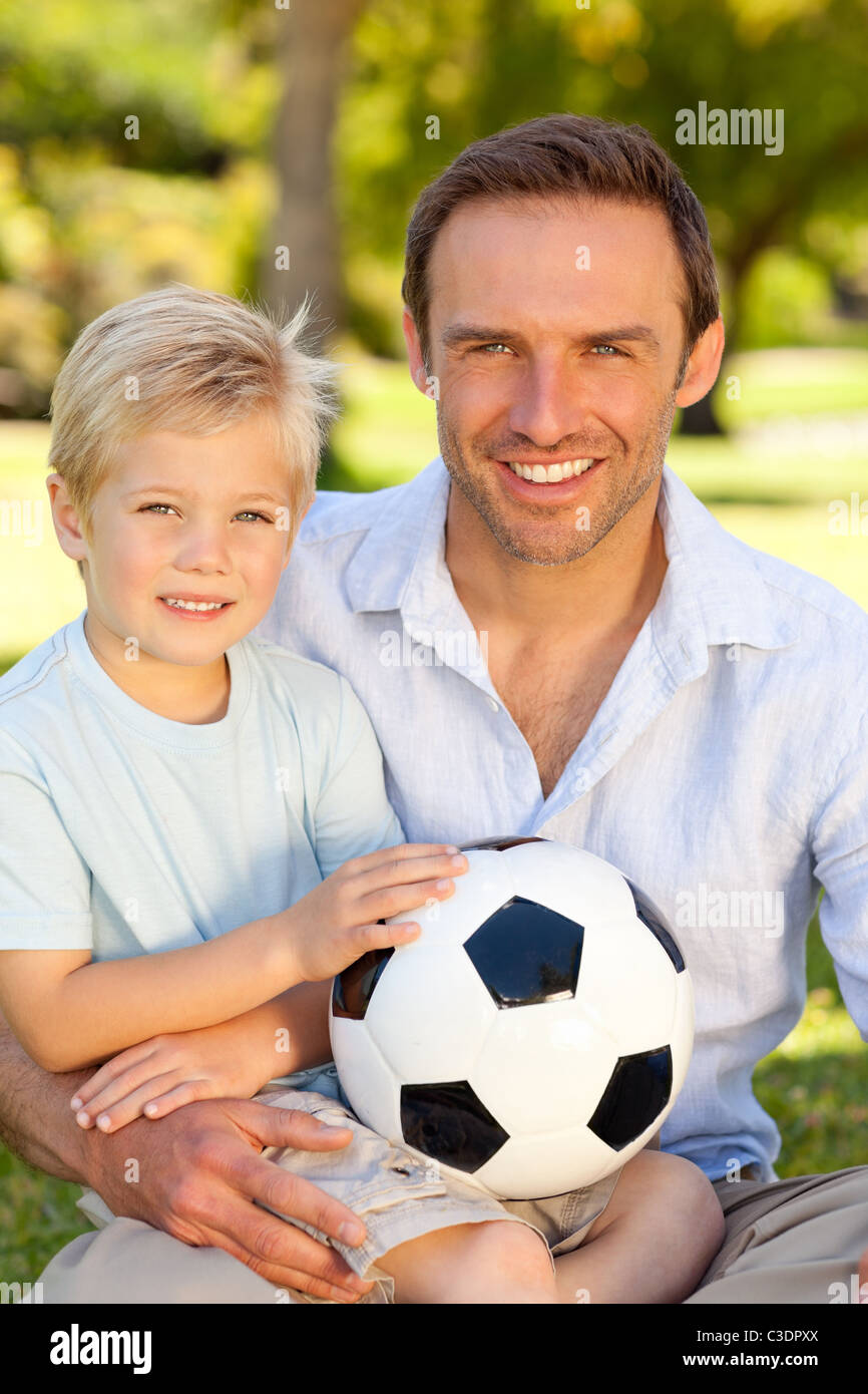 Vater mit seinem Sohn nach einem Football-Spiel Stockfoto