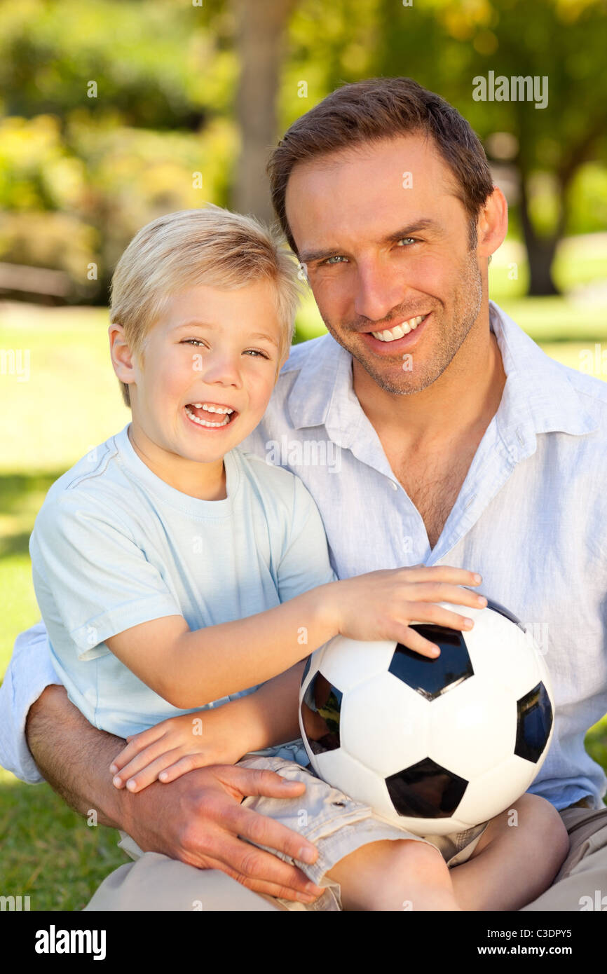 Vater mit seinem Sohn nach einem Football-Spiel Stockfoto