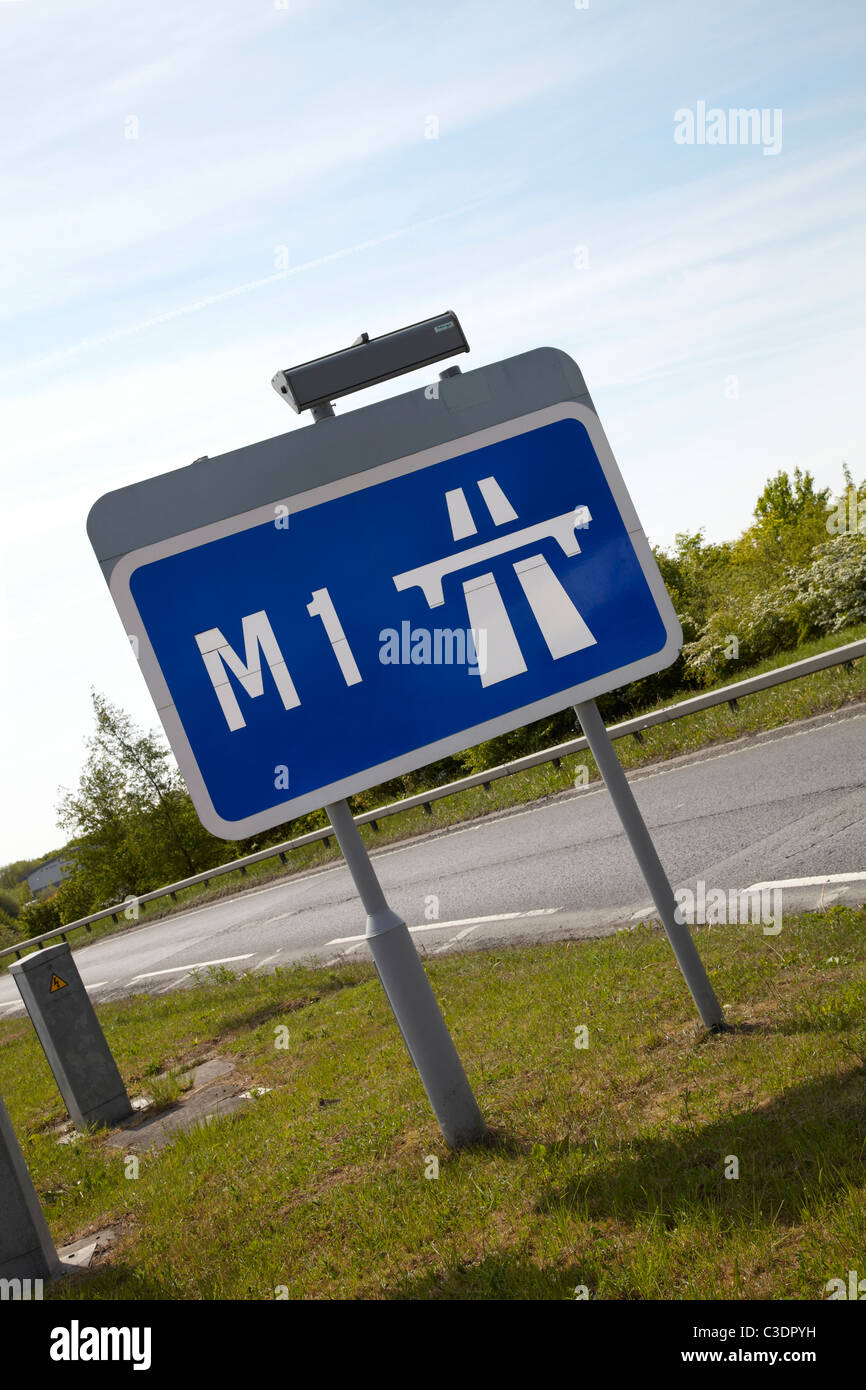 Autobahn M1 England Sign. Sonniger Tag mit blauem Himmel. Stockfoto