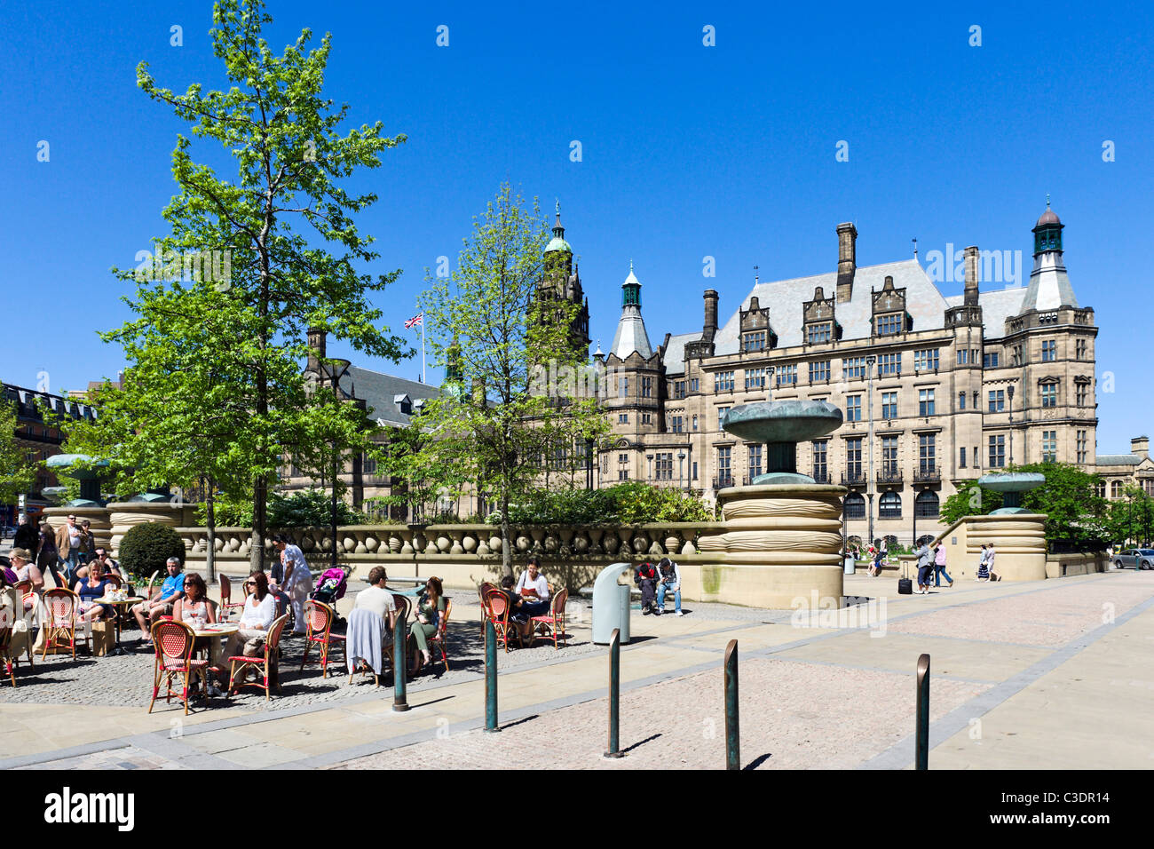 Straßencafé in St. Pauls-Platz vor dem Rathaus und Peace Gardens, Sheffield, South Yorkshire, Großbritannien Stockfoto