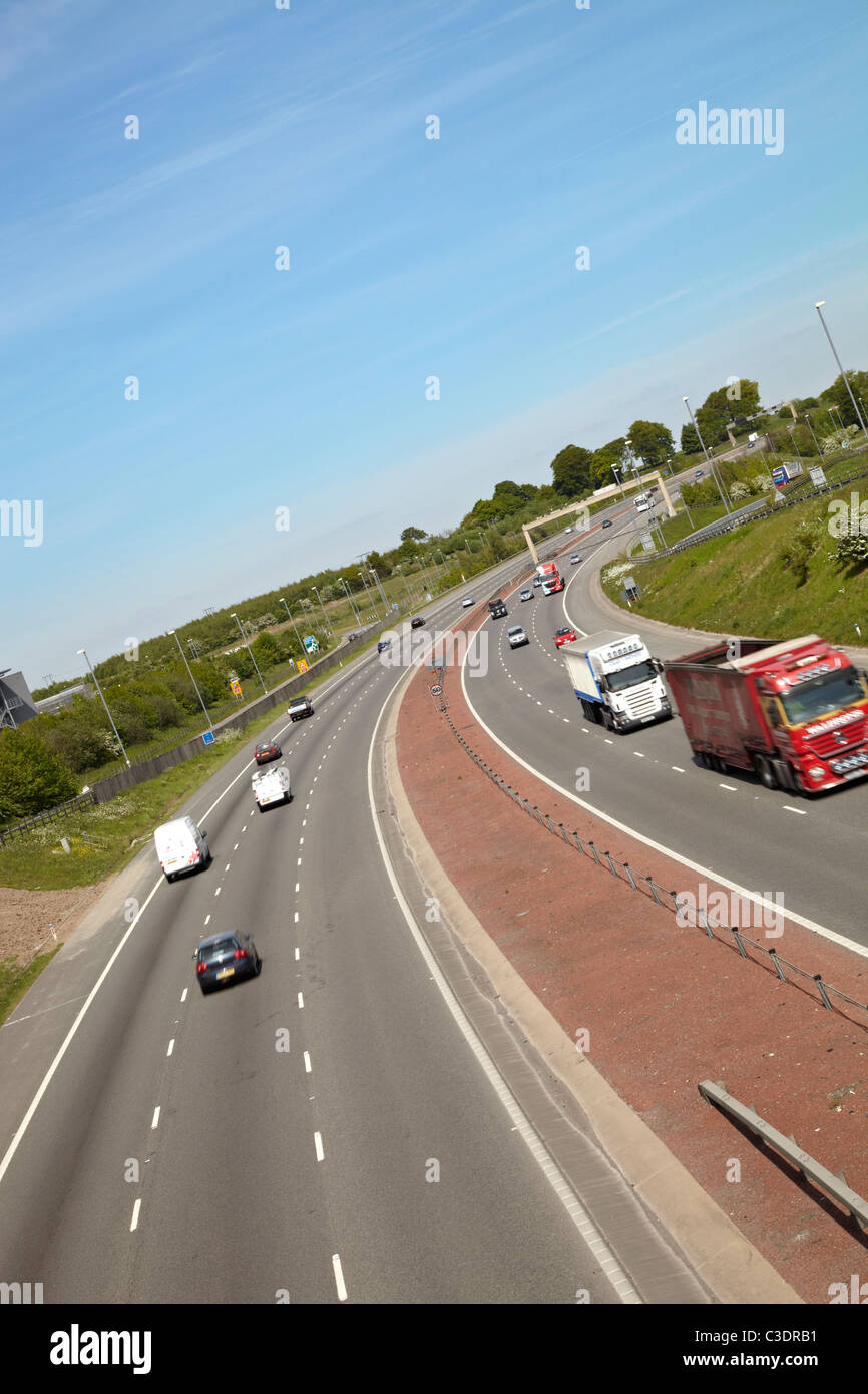 M1 Autobahn England. An sonnigen Tag mit blauem Himmel geschossen. Zeigt sechs Fahrspuren der Fahrbahn. Kurve in der Straße. Ländlichen Umgebung. Stockfoto