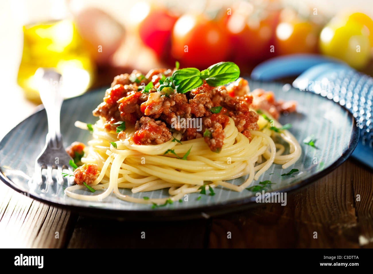 frische Pasta Bolognese mit Basilikum Stockfoto
