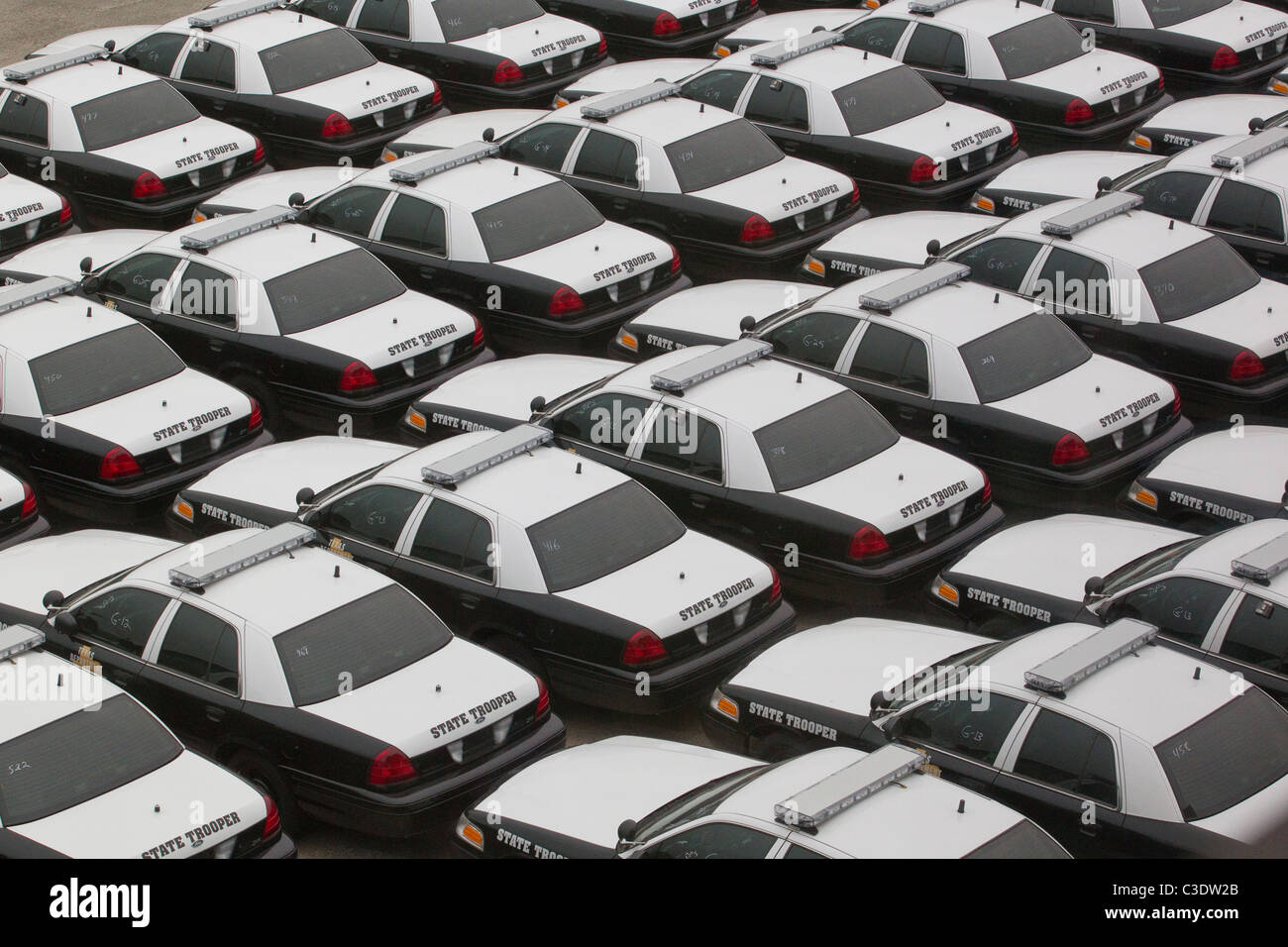 Texas Department of Public Safety (DPS) Streifenwagen erwarten Zuordnung zu Offiziere auf einem Parkplatz im DPS-Hauptsitz in Austin Stockfoto