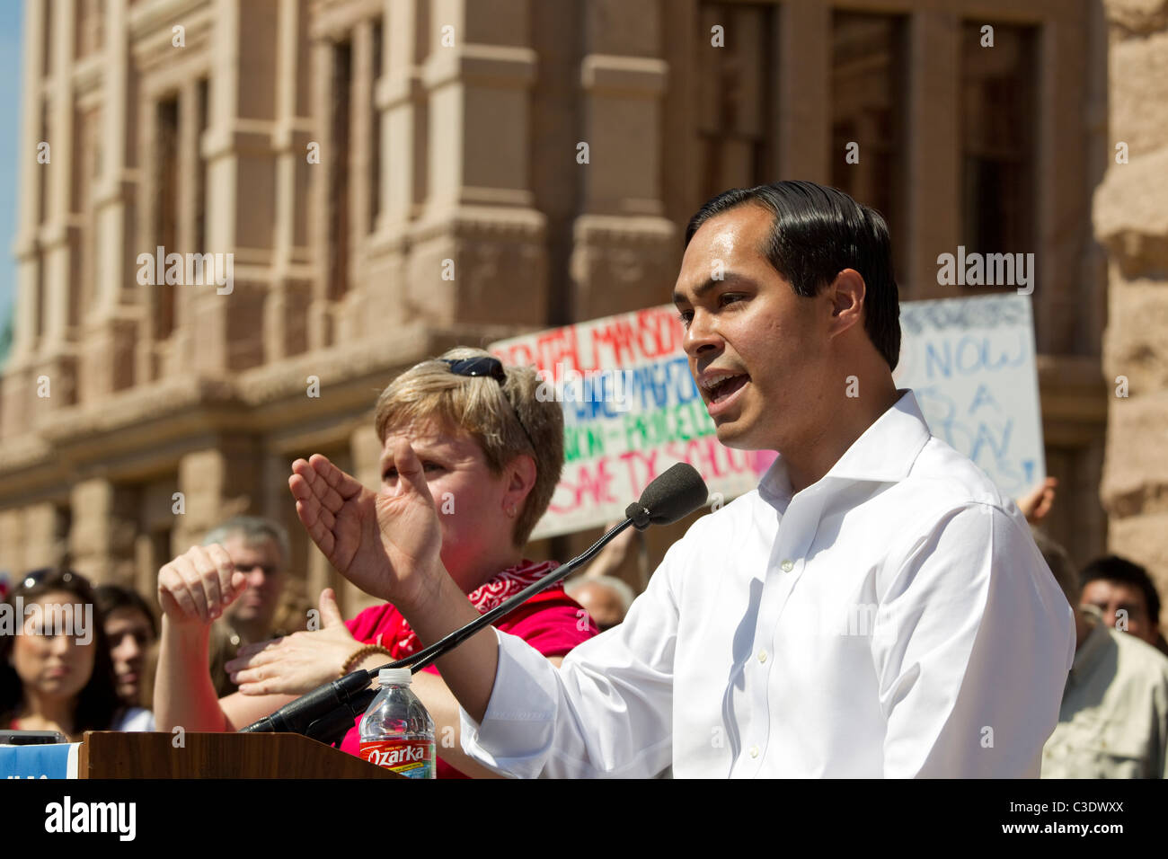 San Antonio Texas Bürgermeister Julian Castro spricht bei Kundgebung gegen Haushaltskürzungen Bildung Stockfoto