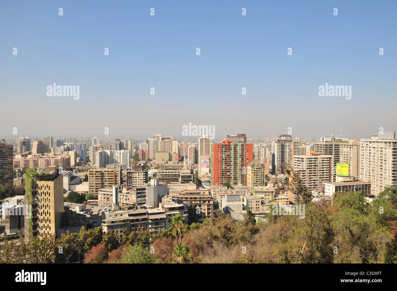 Blauer Himmel Stadtblick, Cerro Santa Lucia, von dunstigen Wolkenkratzer, eine rote Farbe, mit grünem Dachgarten Kaskade, Santiago, Chile Stockfoto