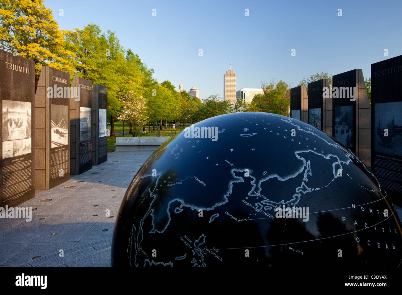 18.000 Pfund schwimmende Granit Globus am World War II Memorial im Bicentennial Park, Nashville Tennessee USA Stockfoto