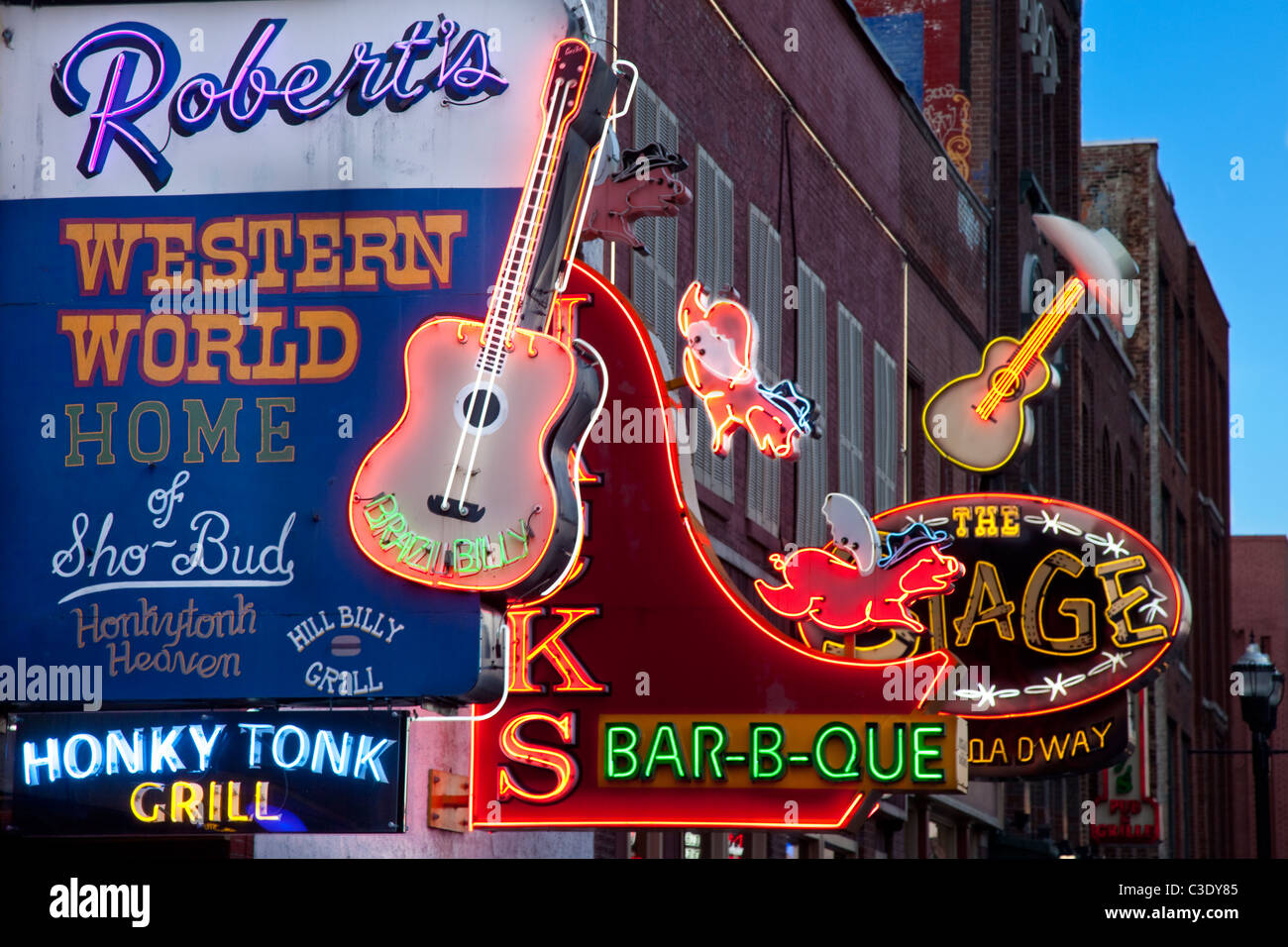 Leuchtreklamen am Lower Broadway in Nashville Tennessee USA Stockfoto