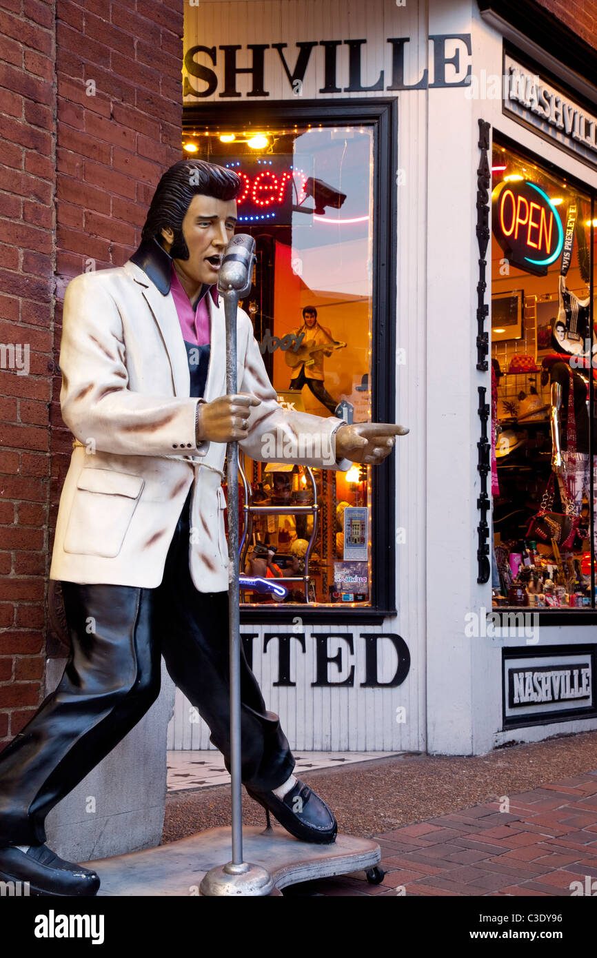 Gesang-Elvis Presley-Statue außerhalb Geschenk-Shop in der Innenstadt von Nashville Tennessee USA Stockfoto
