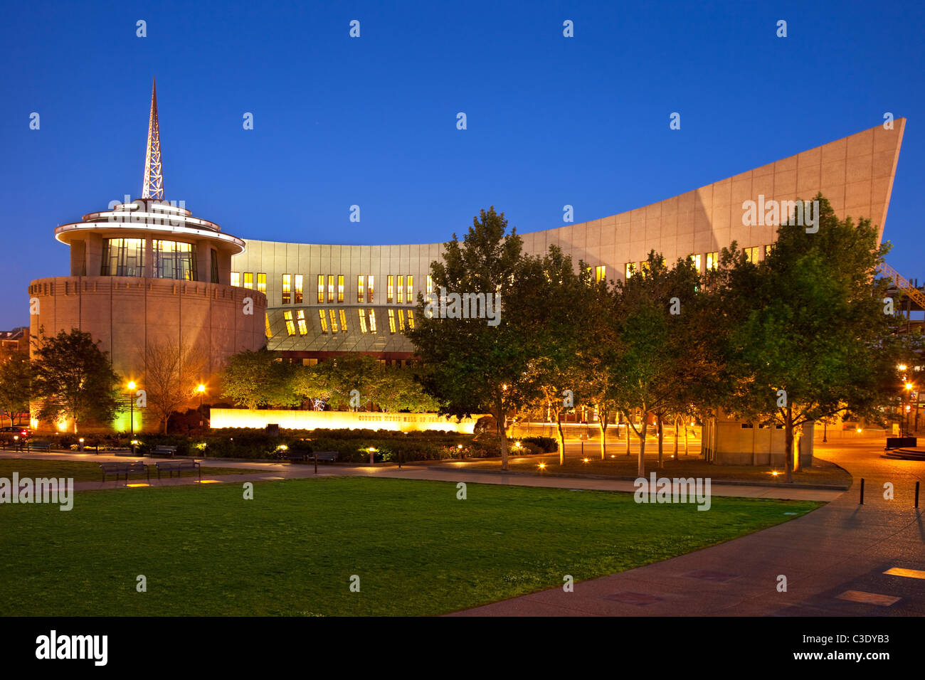 Abenddämmerung in der Country Music Hall of Fame, Nashville, Tennessee, USA Stockfoto