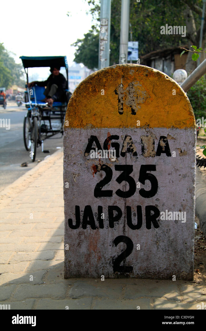 Jaipur-Kilometer-Marker in Indien rajasthan Stockfoto