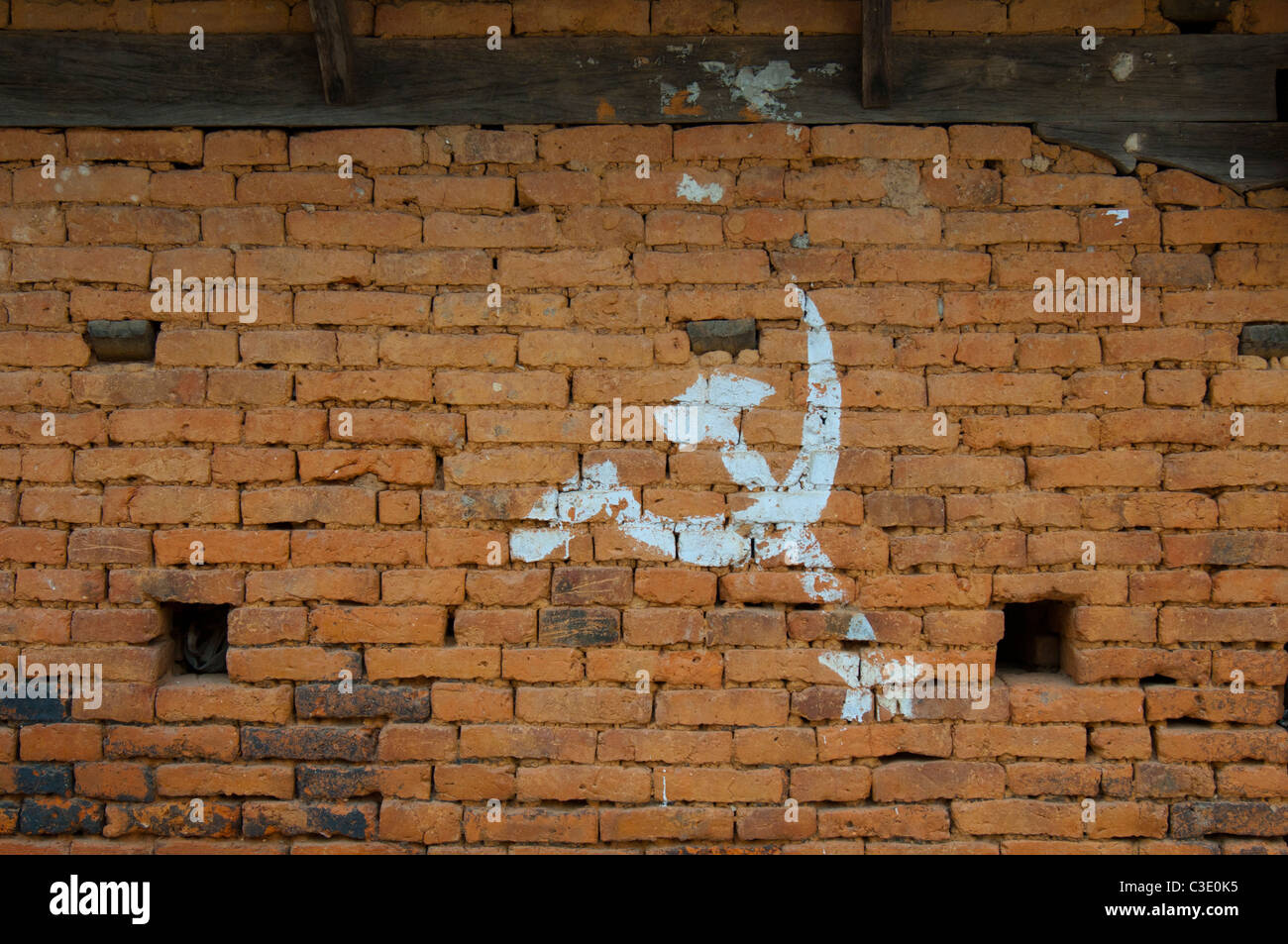 Hammer und Sichel Graffiti auf einer gemauerten Wand in Bandipur Stockfoto