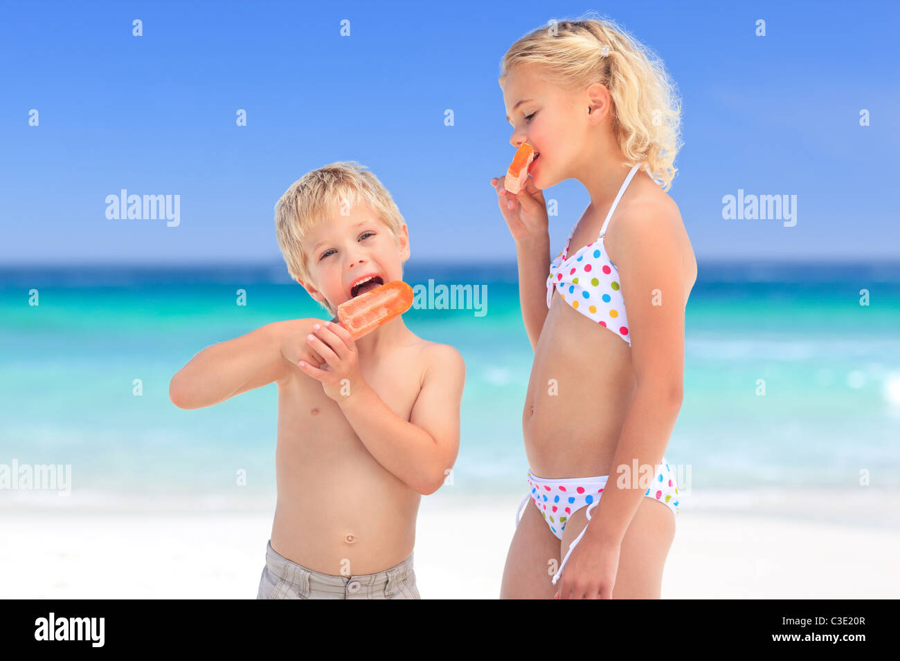 Bruder und Schwester ein Eis essen Stockfotografie - Alamy