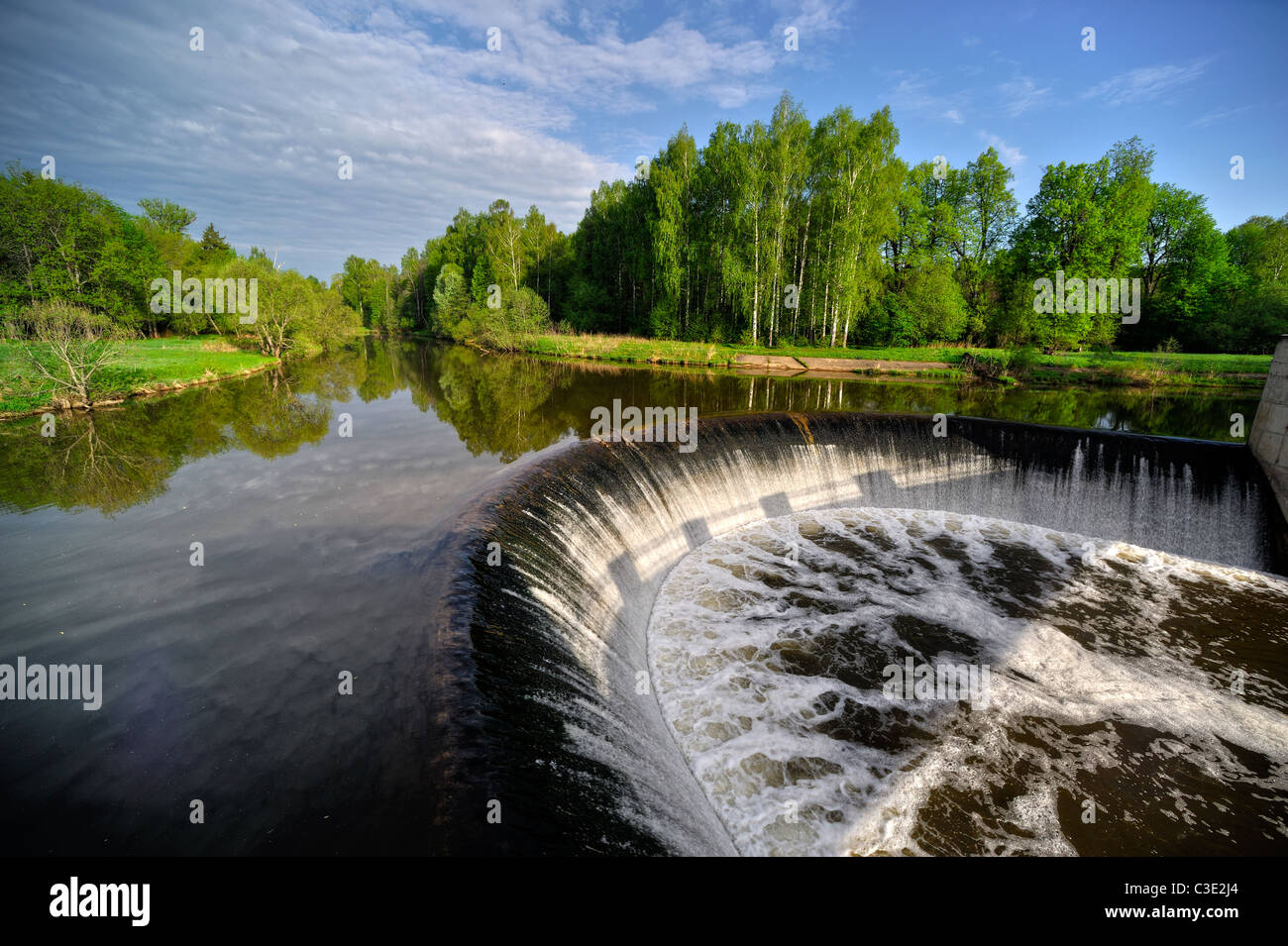 Lama - ein Fluss in der Region Moskau, Yaropoletskaya-Wasserkraftwerke Stockfoto