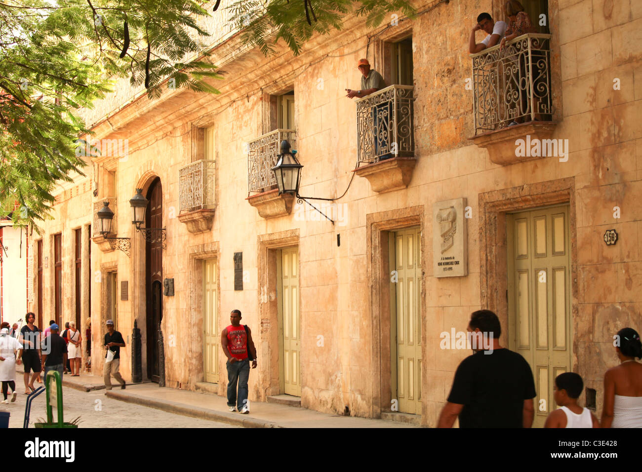 Menschen auf der Straße in Havanna Vieja in Kuba Stockfoto