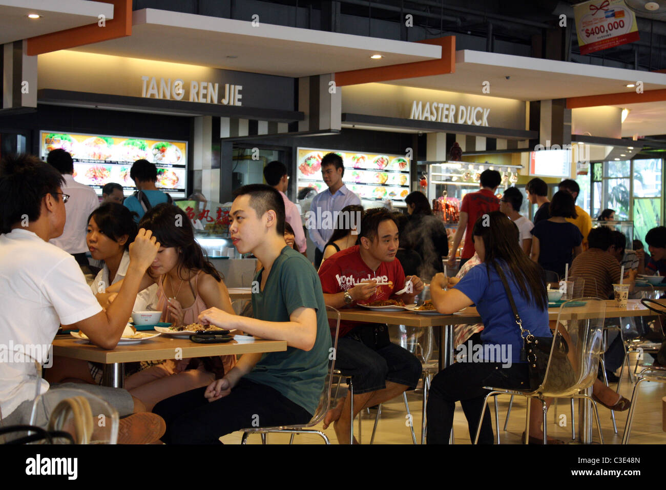 Menschen Essen in ein Lebensmittel-Halle in Singapre Stockfoto