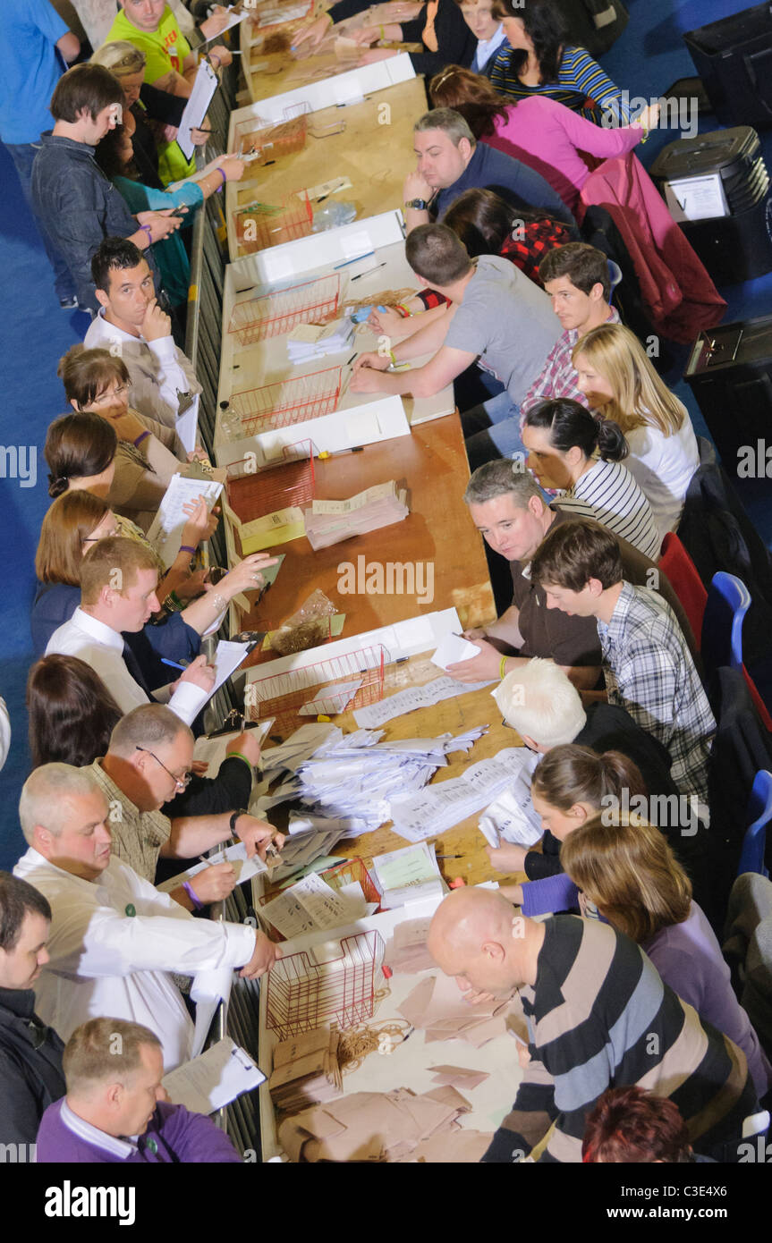 Stimmzettel bei Belfast West Wahlkreis zählen Stockfoto