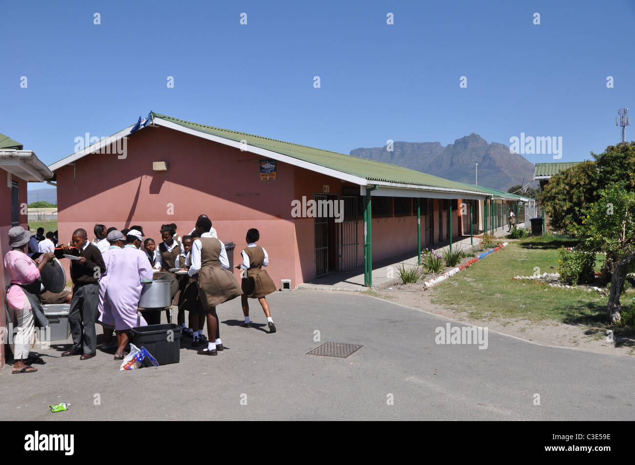 Warmes Mittagessen serviert an Schulen im Township von Kapstadt Stockfoto
