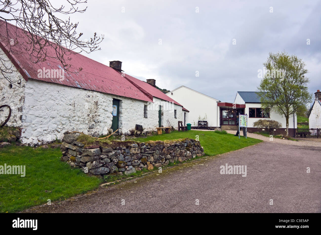 Die lange Haus und Eintritt in Auchindrain Township Open Air Museum in Argyll, Schottland Stockfoto