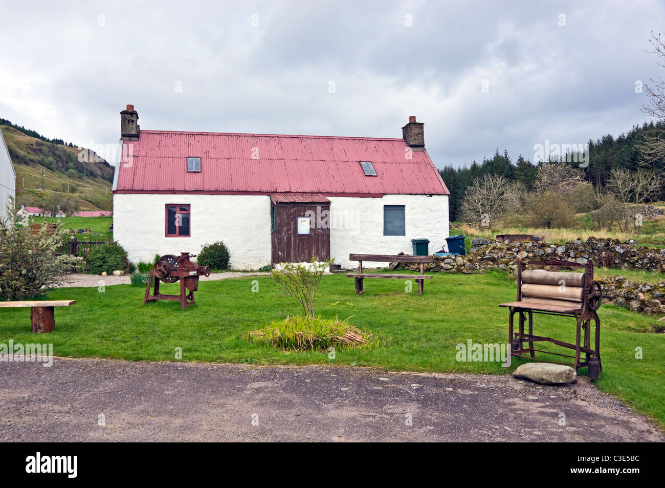 Haus am Eingang zum Auchindrain Township Freilichtmuseum in Argyll, Schottland Stockfoto