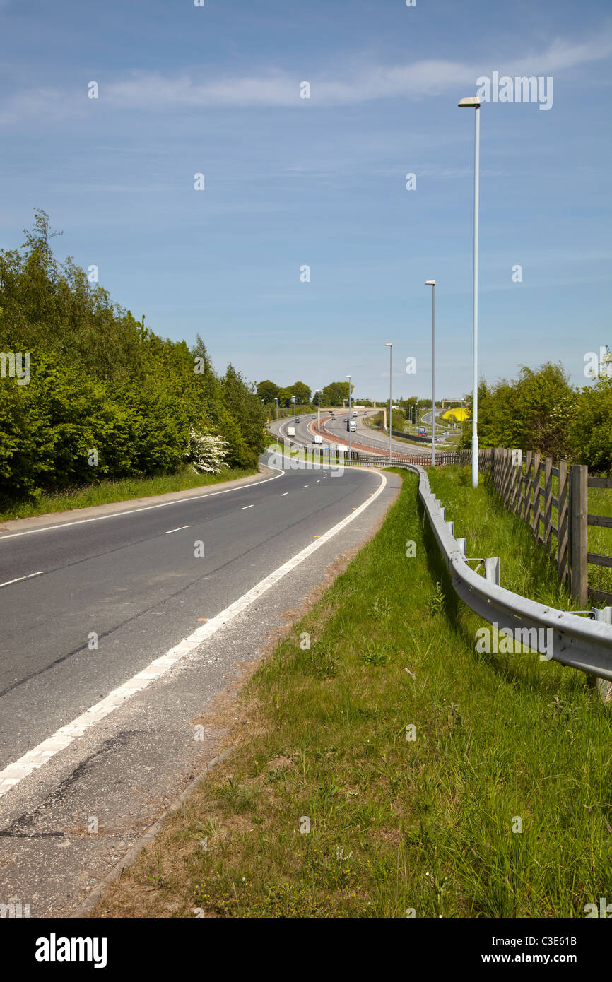 Eingang zur Autobahn Fahrbahn. Ausfahrt an der Hauptstraße in England. An sonnigen Tag mit blauem Himmel geschossen Stockfoto