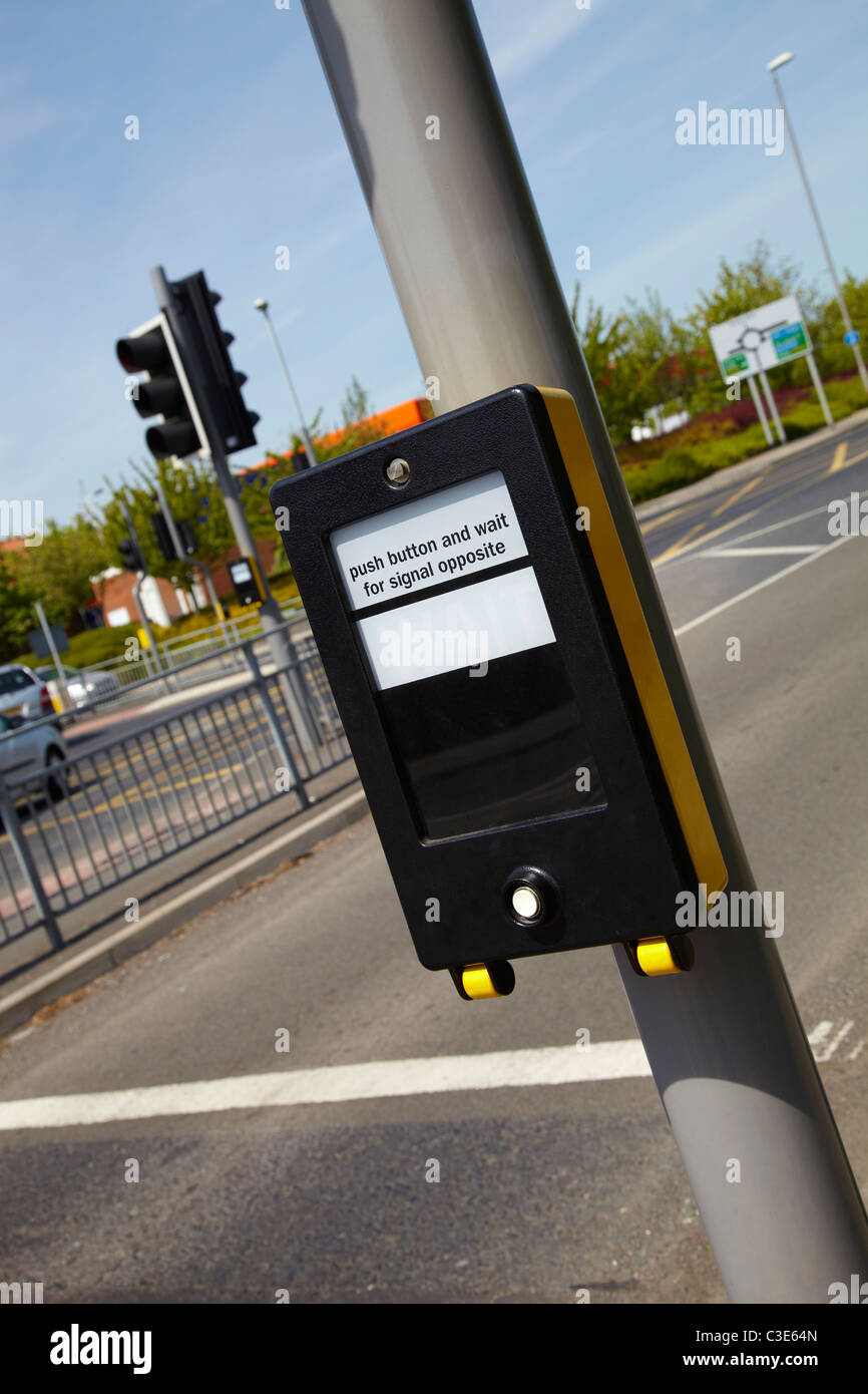 Fußgängerüberweg-Taste zu drücken, um ein Signal zu aktivieren. Zeigt Verkehrsinsel in Abstand. Sonnigen Tag. Stockfoto