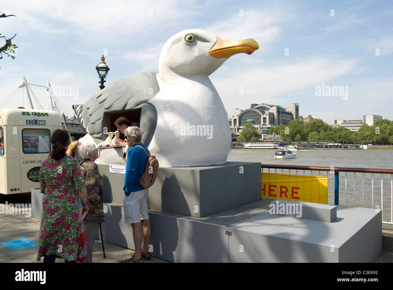 Informative Stall in der Themse-Ufer Stockfoto